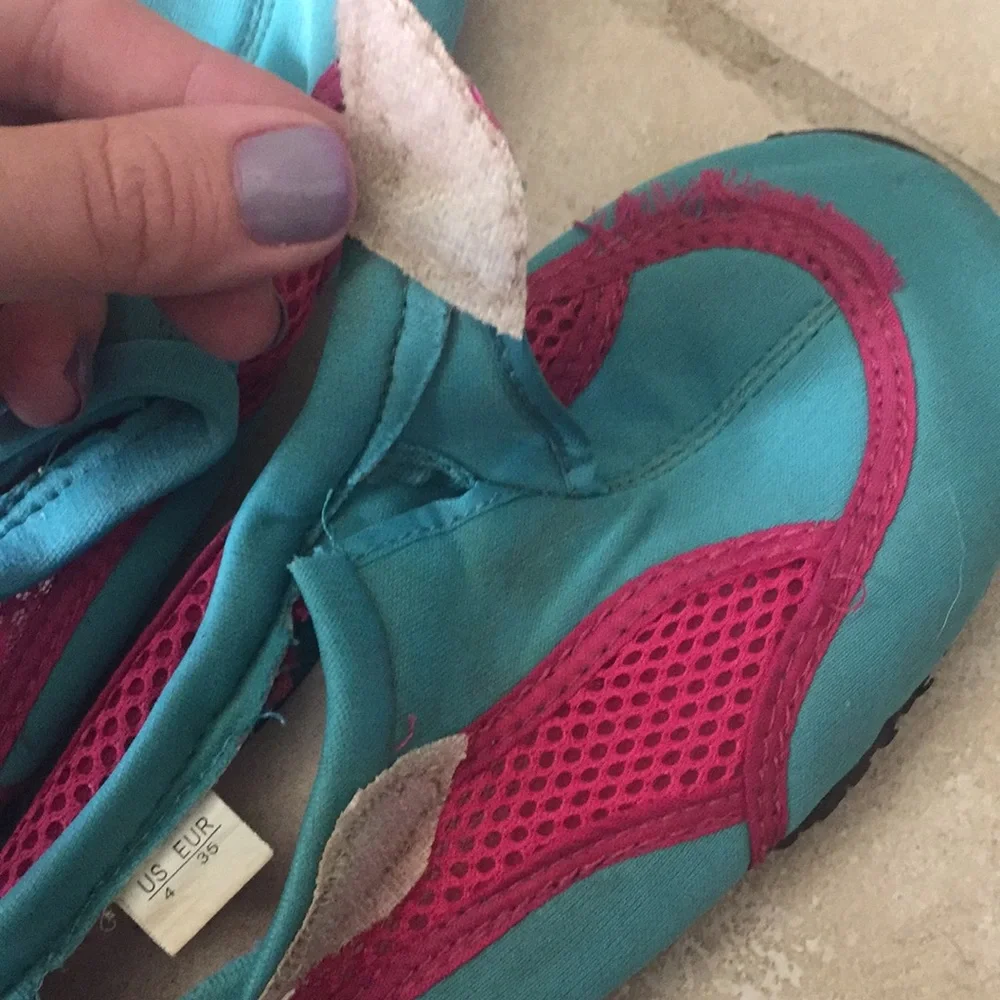 Fresko Water Shoes Size 4 Teal & Pink